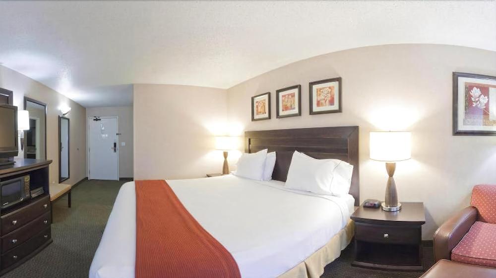 Clarion Pointe Medford Hotel Екстериор снимка