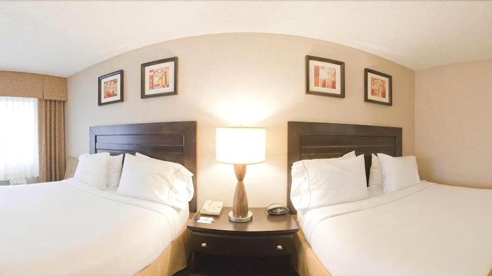 Clarion Pointe Medford Hotel Екстериор снимка