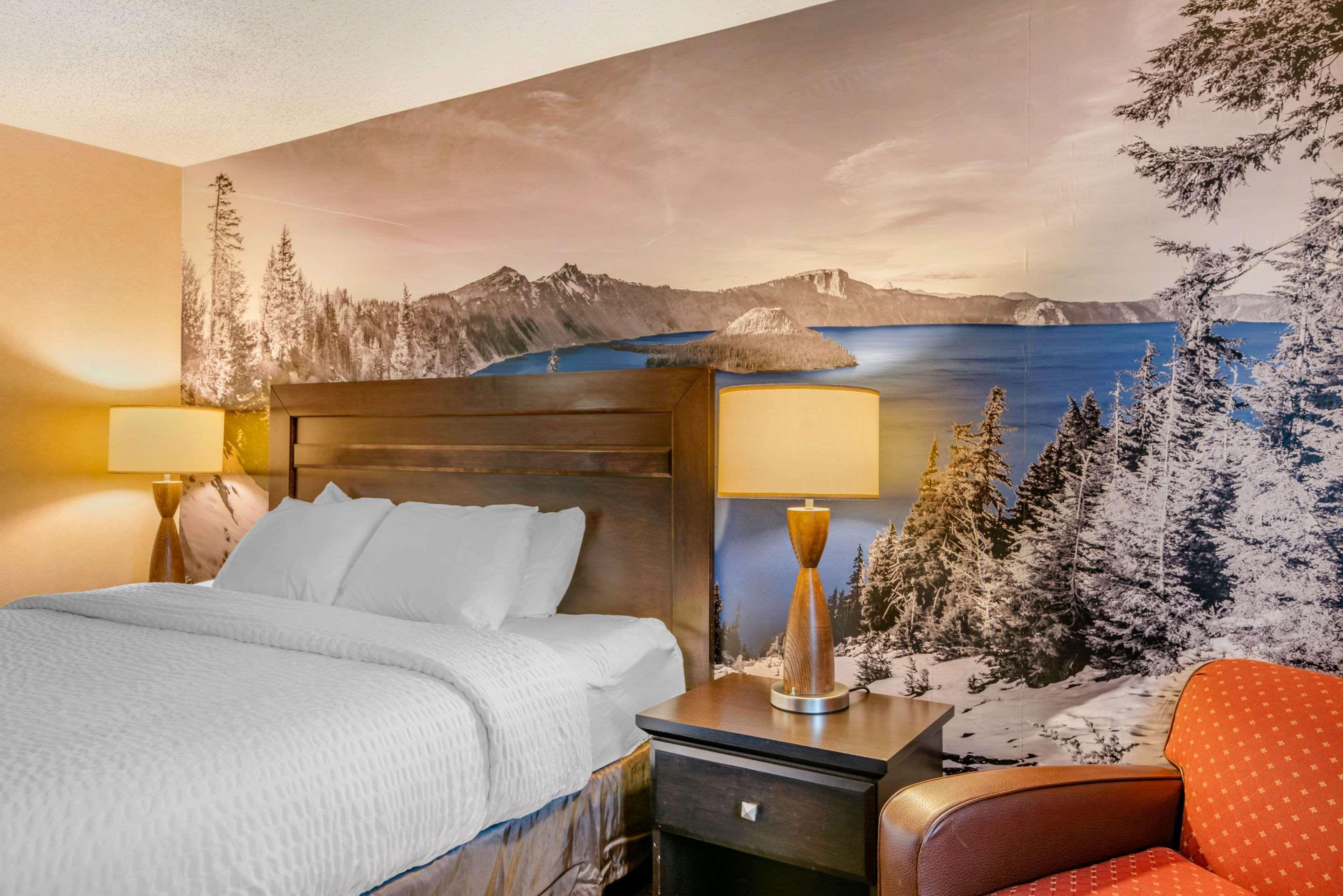 Clarion Pointe Medford Hotel Екстериор снимка