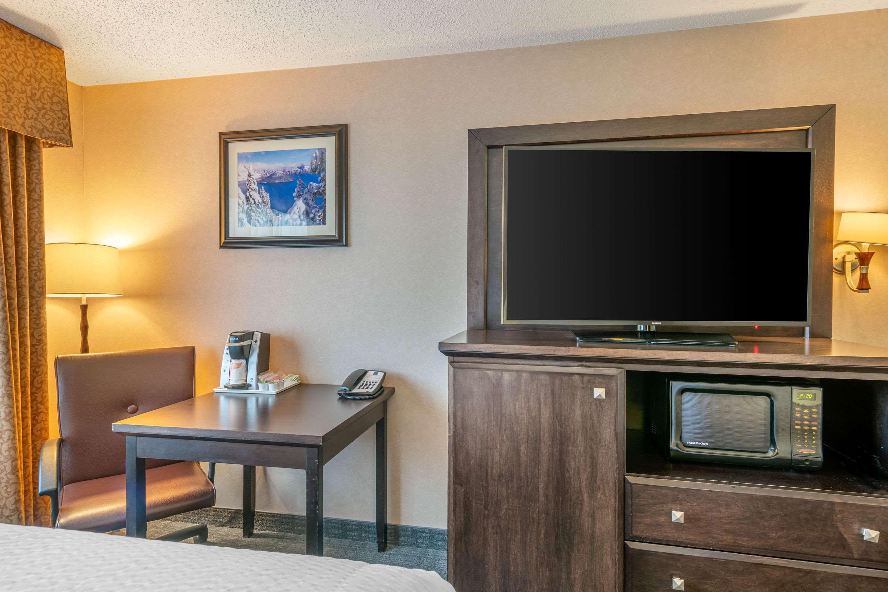 Clarion Pointe Medford Hotel Екстериор снимка