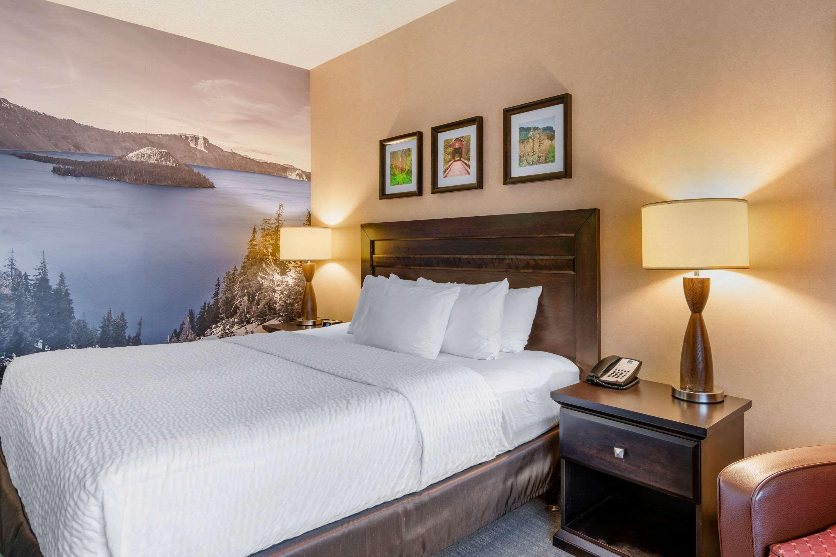 Clarion Pointe Medford Hotel Екстериор снимка
