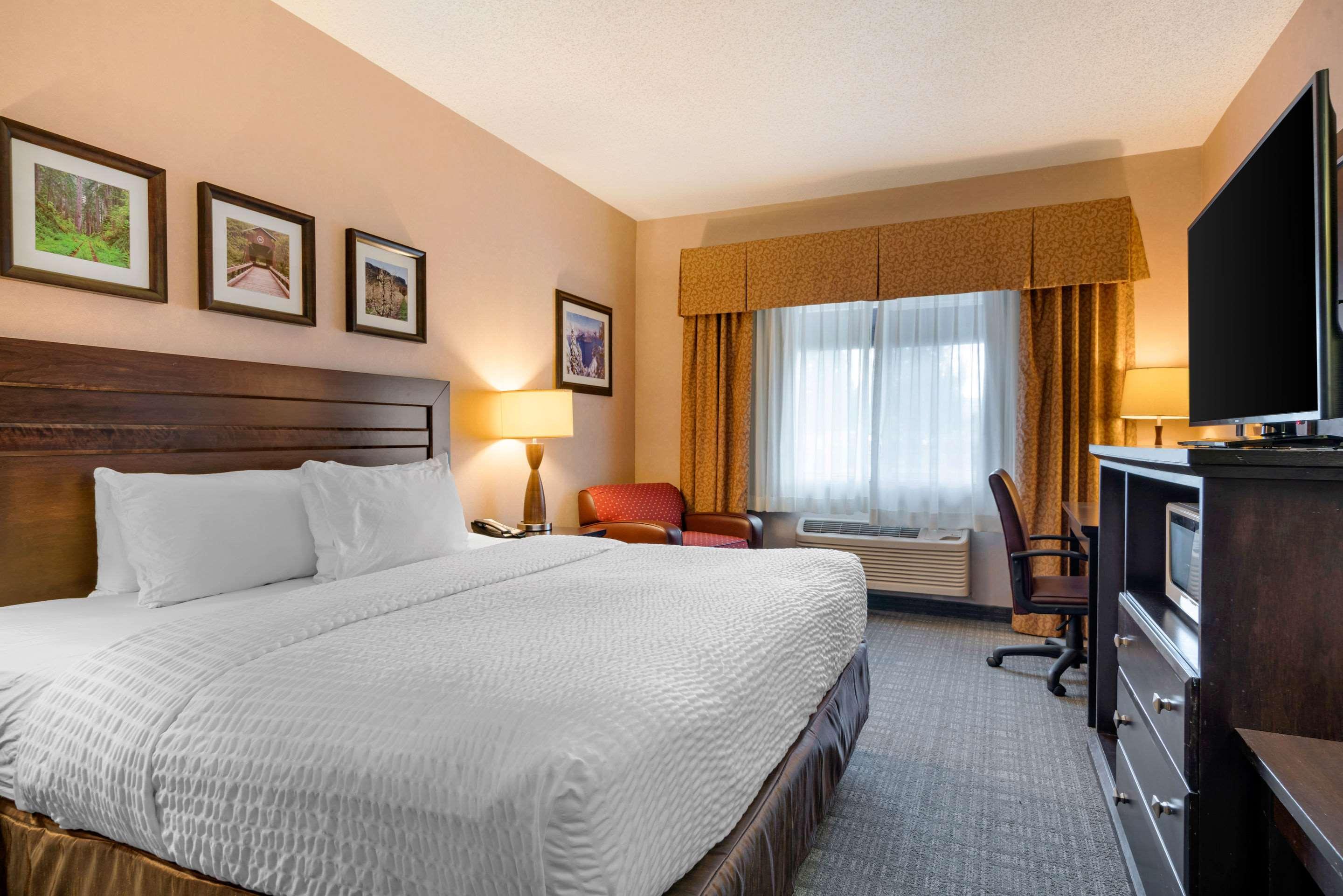 Clarion Pointe Medford Hotel Екстериор снимка
