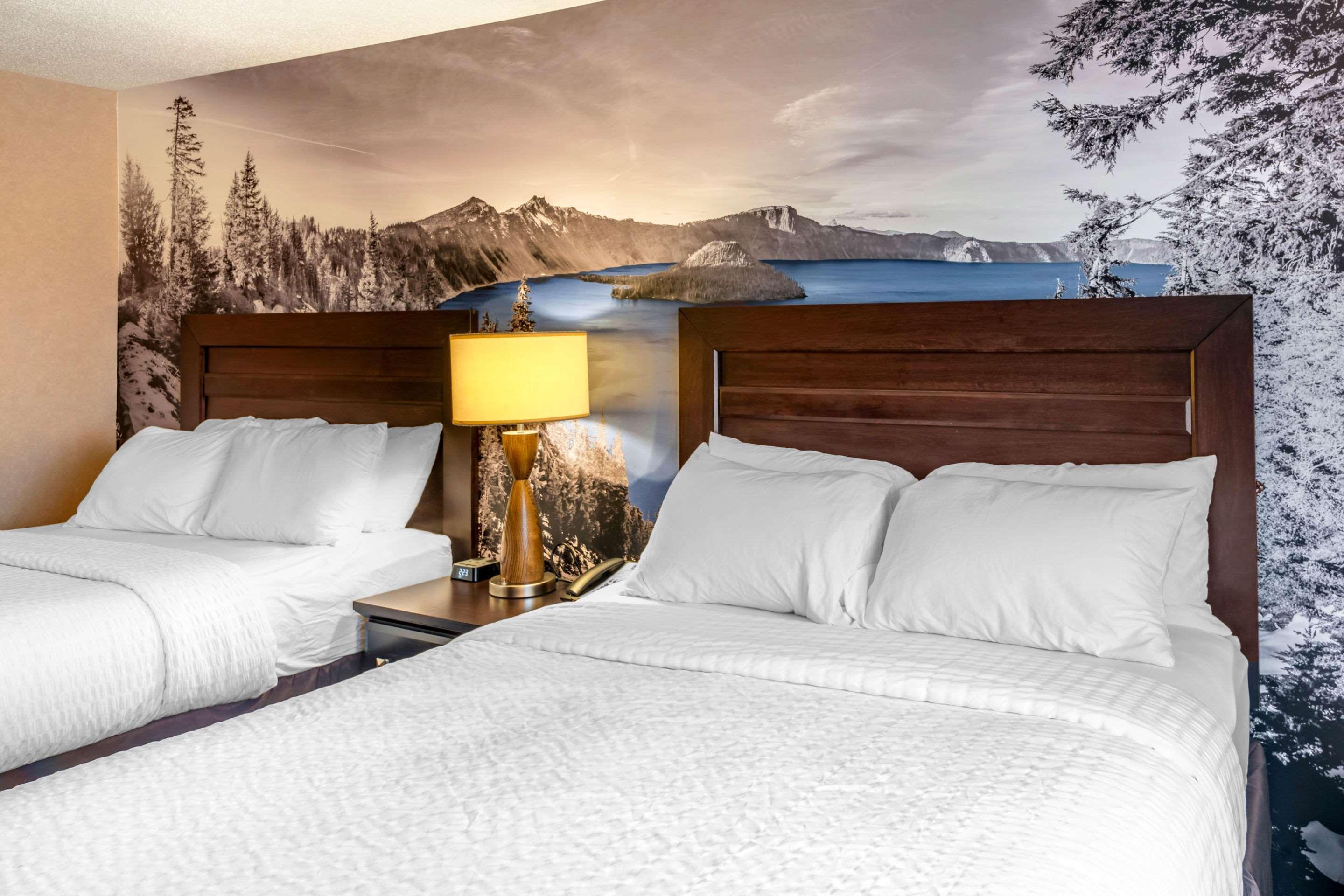 Clarion Pointe Medford Hotel Екстериор снимка