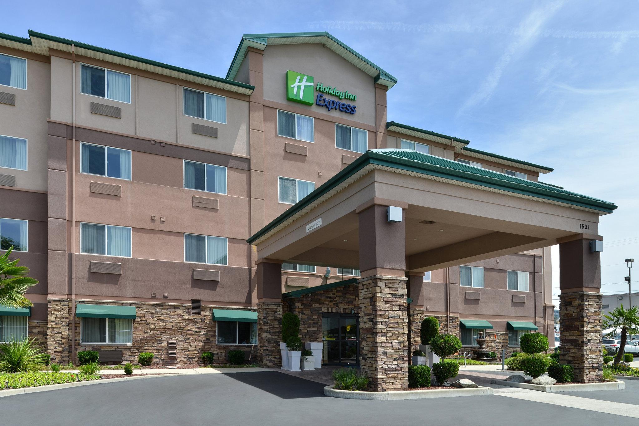 Clarion Pointe Medford Hotel Екстериор снимка