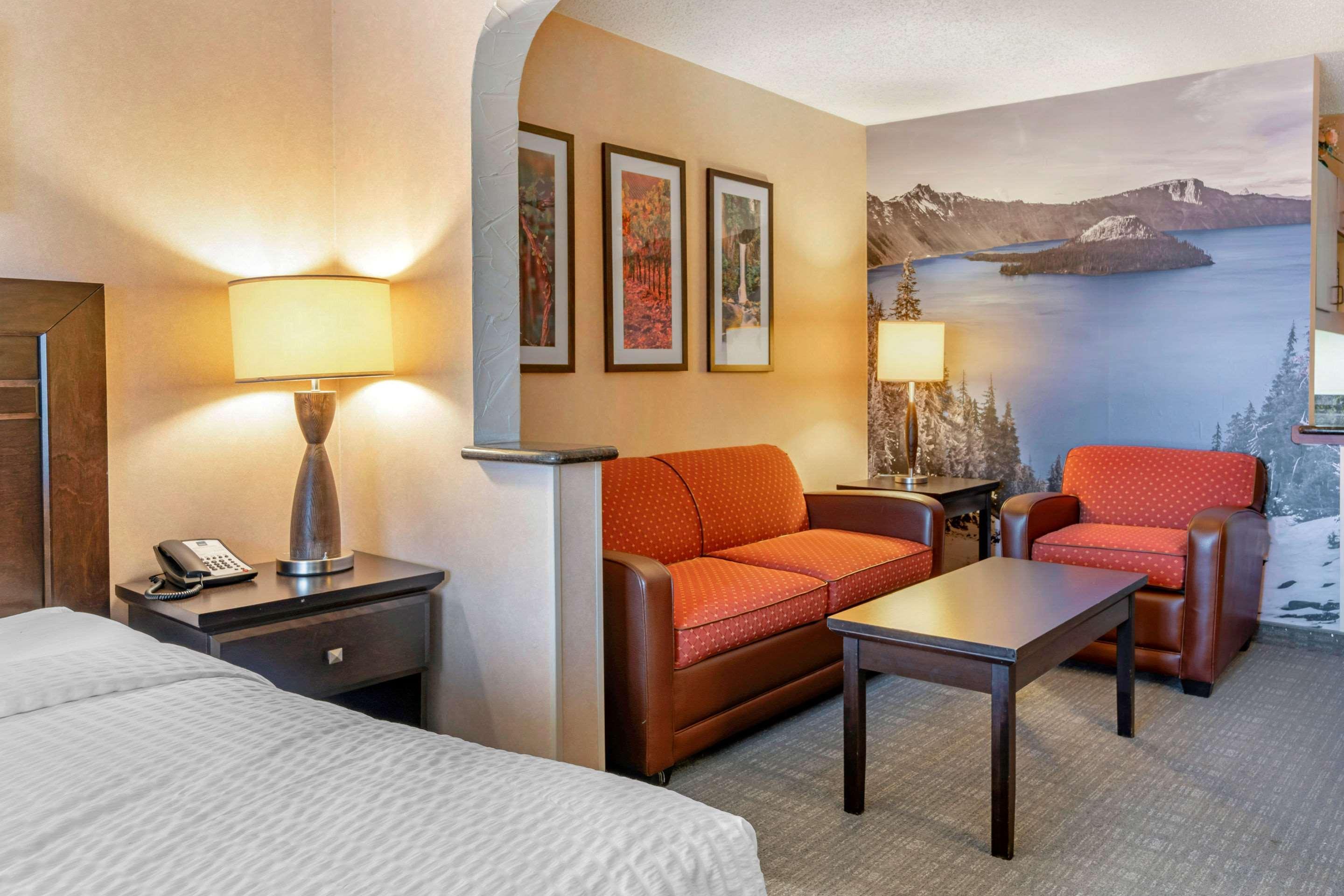 Clarion Pointe Medford Hotel Екстериор снимка
