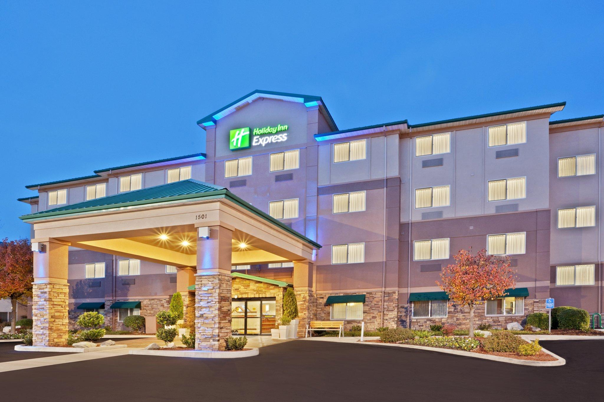 Clarion Pointe Medford Hotel Екстериор снимка