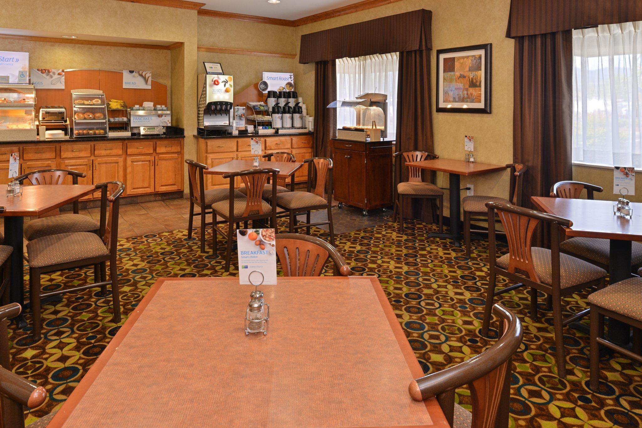 Clarion Pointe Medford Hotel Екстериор снимка