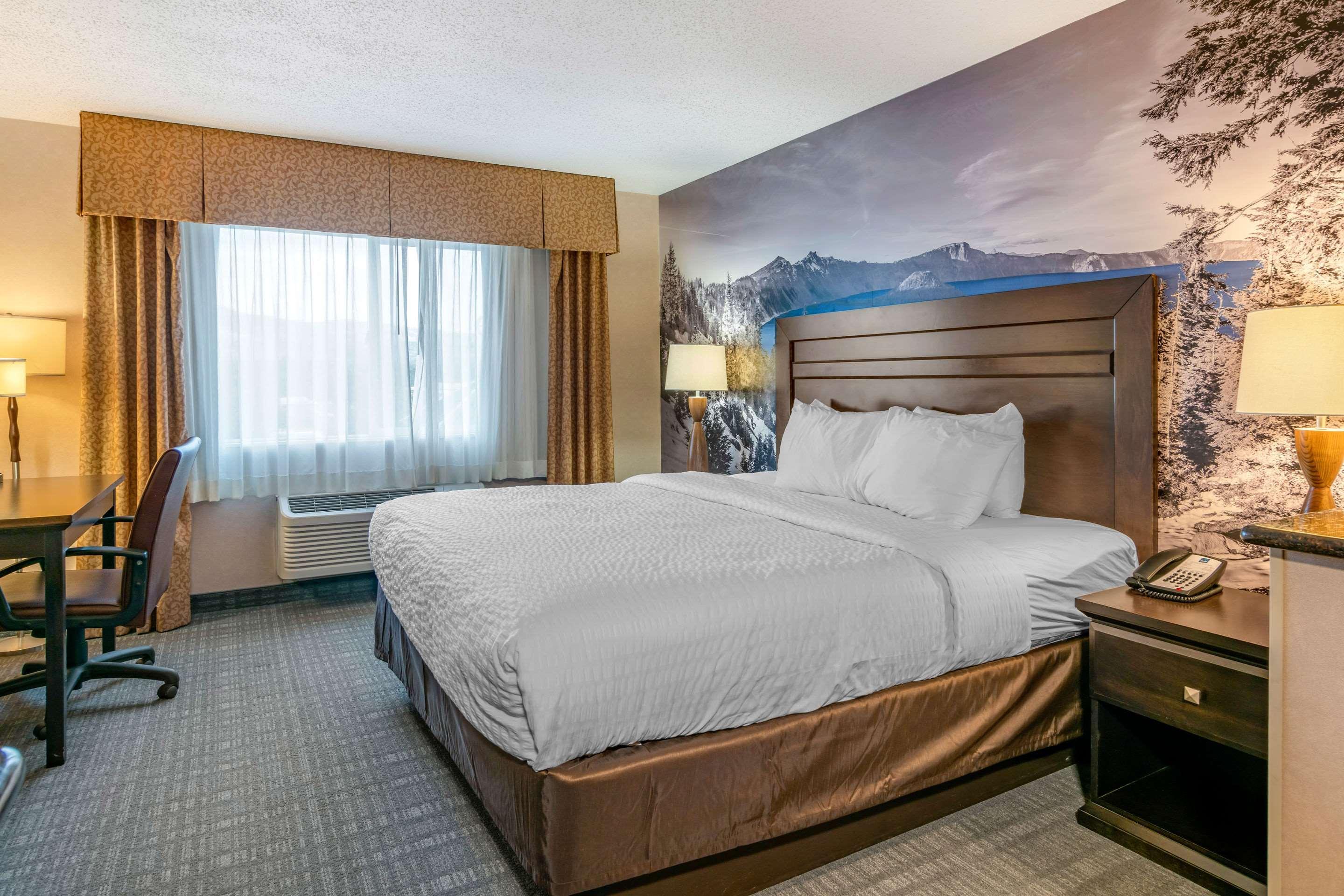 Clarion Pointe Medford Hotel Екстериор снимка