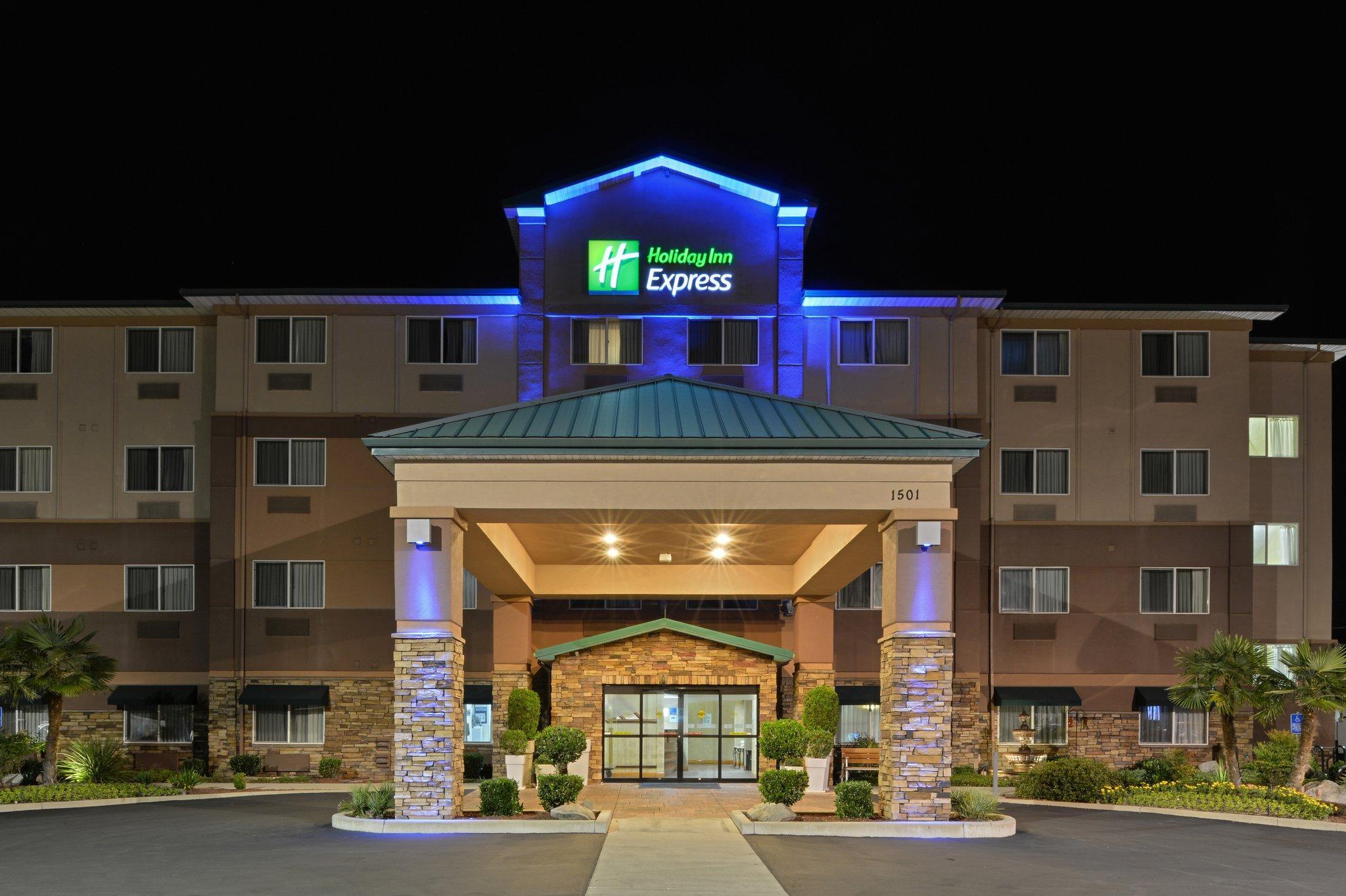 Clarion Pointe Medford Hotel Екстериор снимка