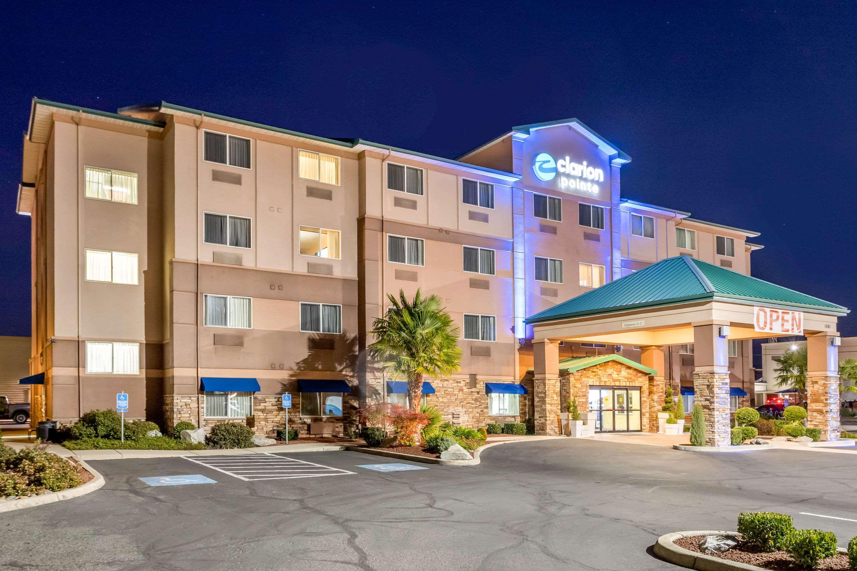 Clarion Pointe Medford Hotel Екстериор снимка