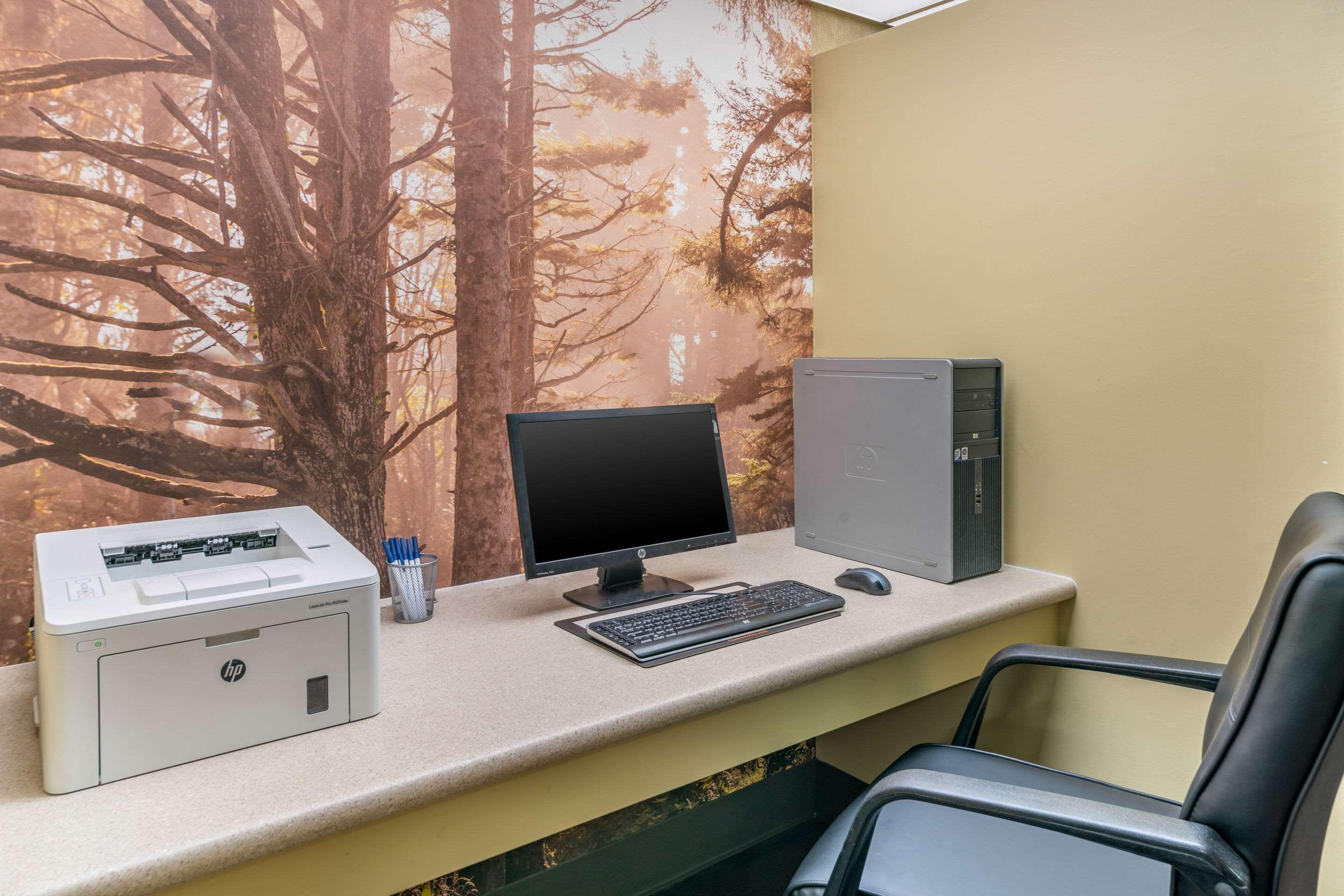 Clarion Pointe Medford Hotel Екстериор снимка