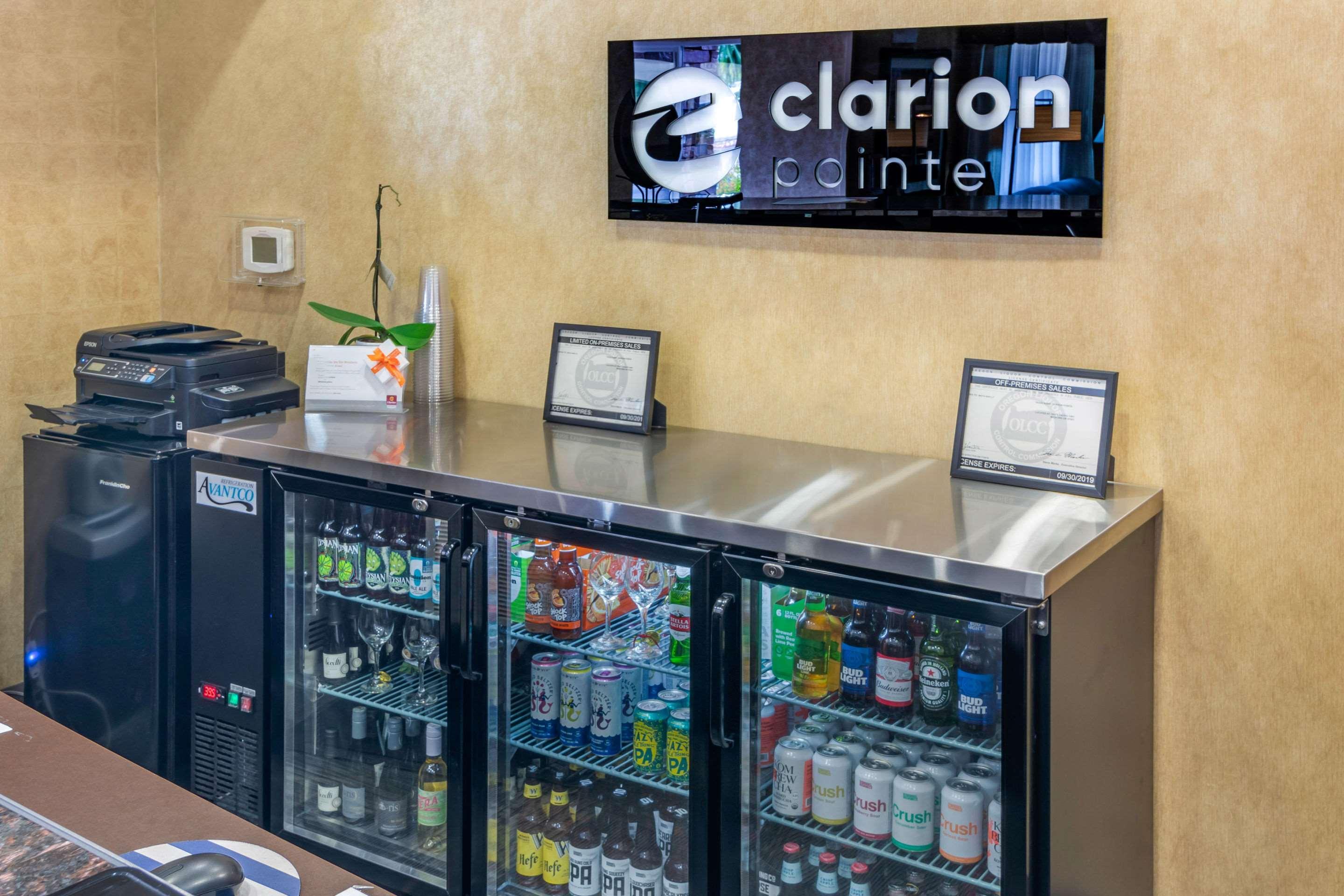 Clarion Pointe Medford Hotel Екстериор снимка