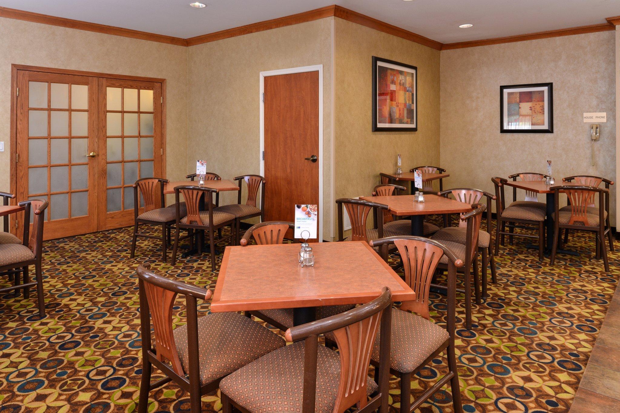 Clarion Pointe Medford Hotel Екстериор снимка