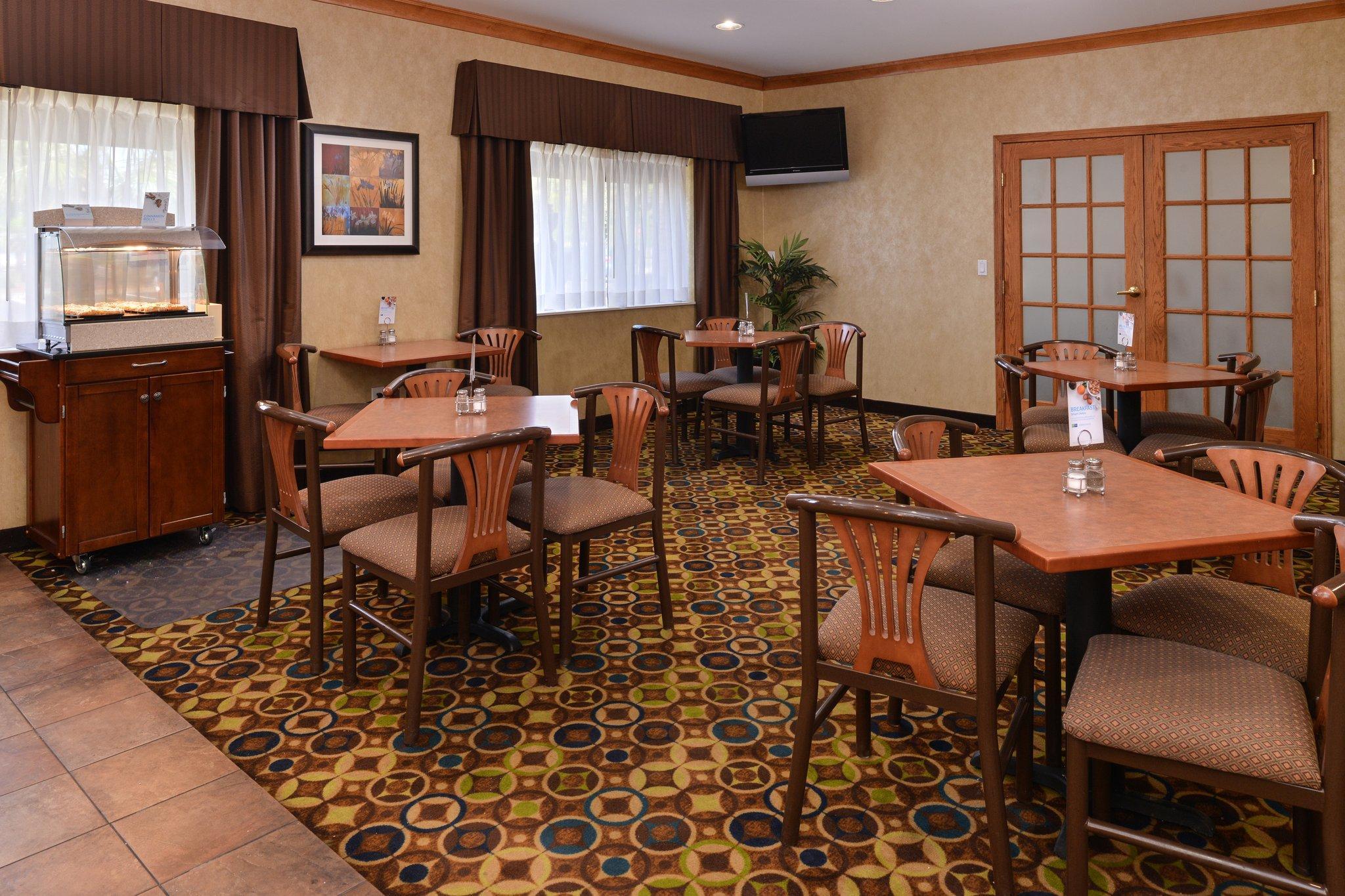 Clarion Pointe Medford Hotel Екстериор снимка