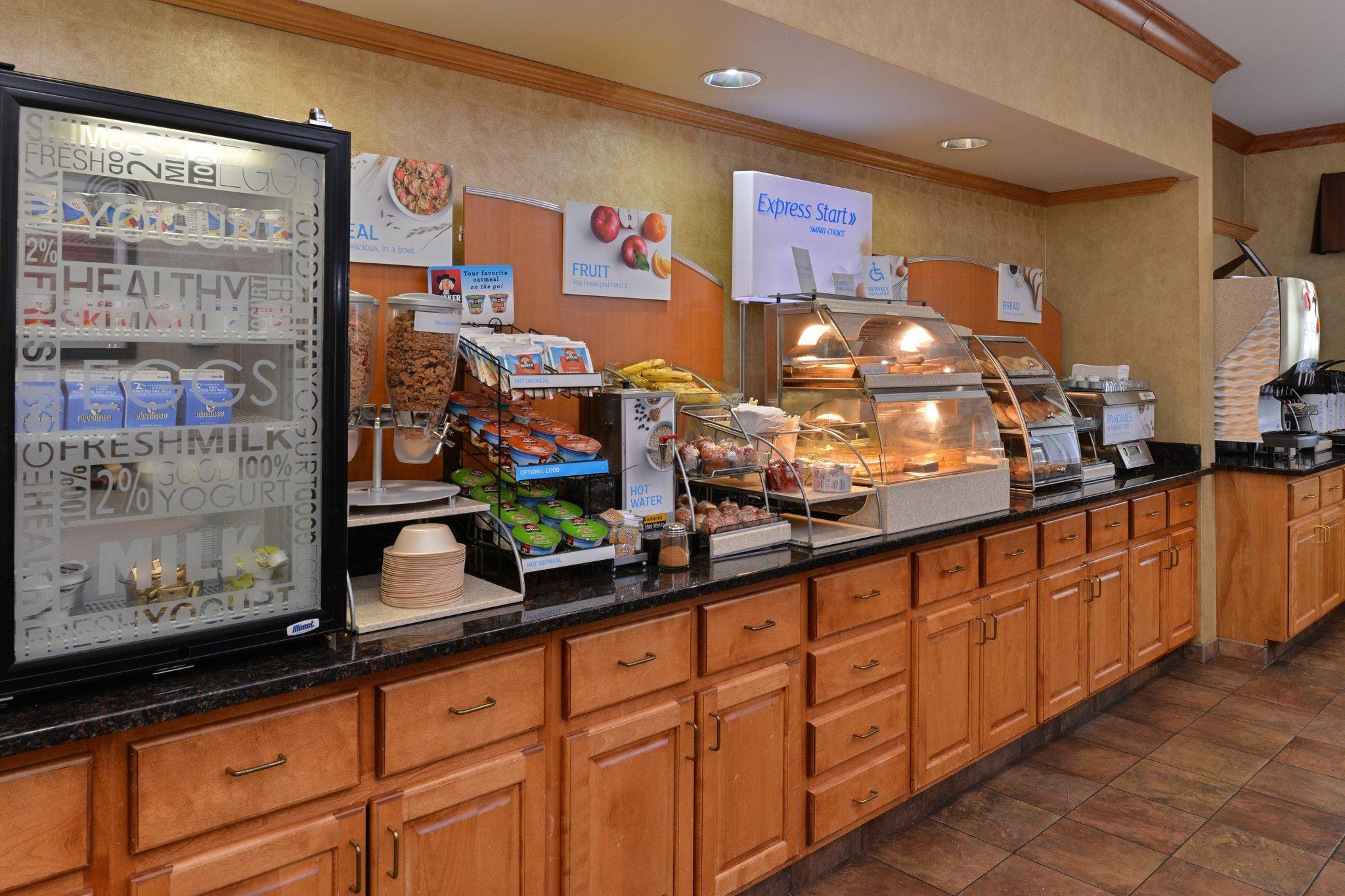 Clarion Pointe Medford Hotel Екстериор снимка