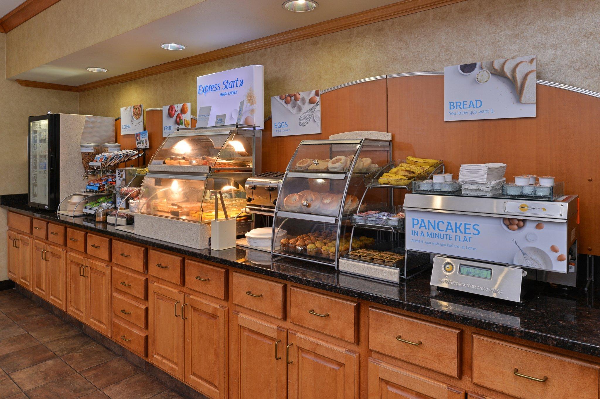 Clarion Pointe Medford Hotel Екстериор снимка