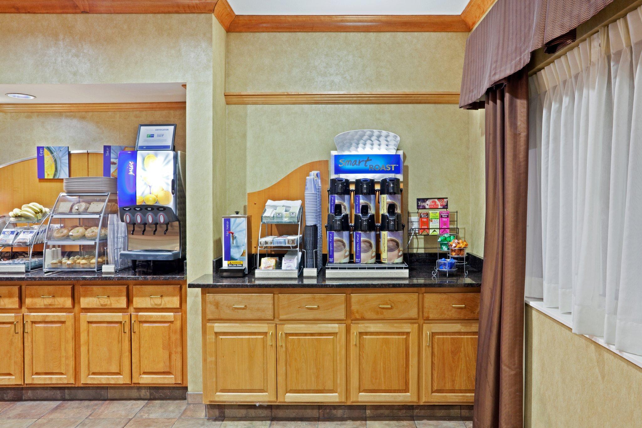 Clarion Pointe Medford Hotel Екстериор снимка
