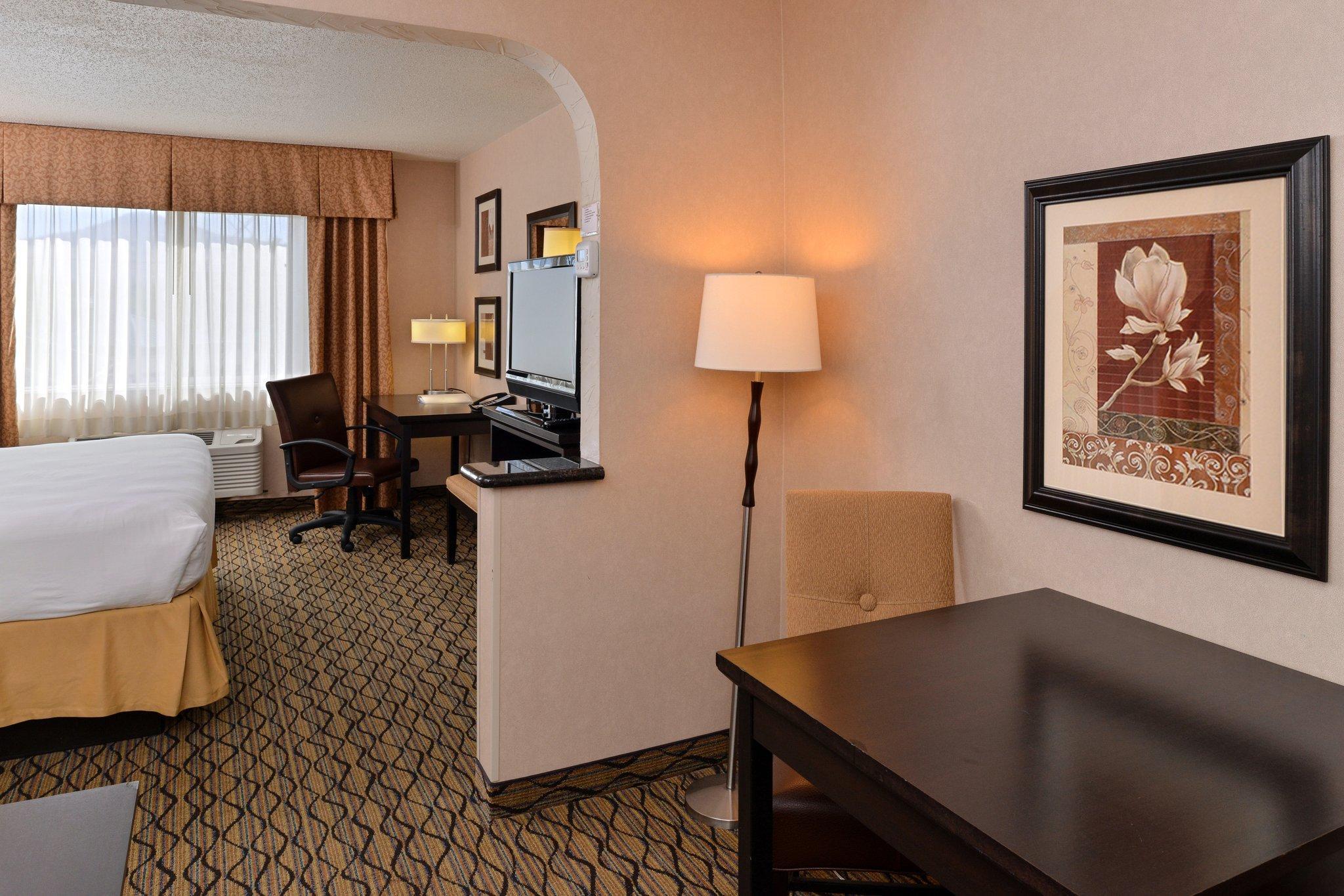 Clarion Pointe Medford Hotel Екстериор снимка
