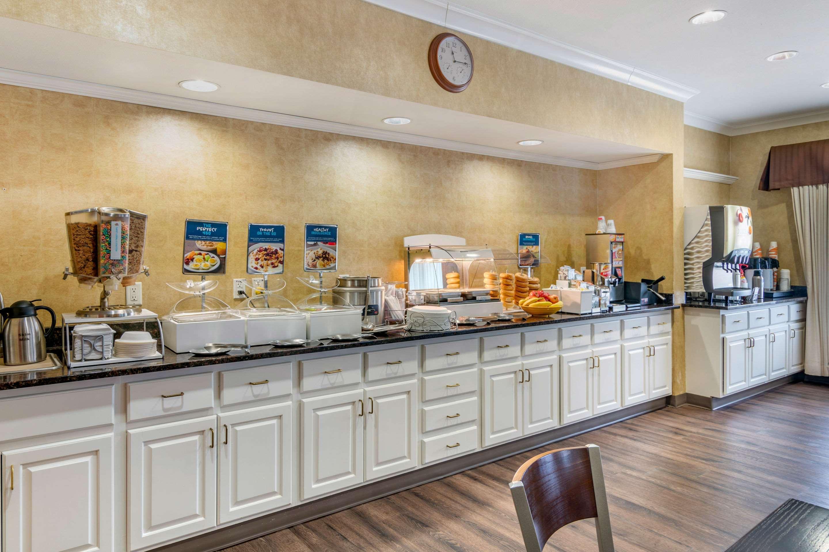 Clarion Pointe Medford Hotel Екстериор снимка