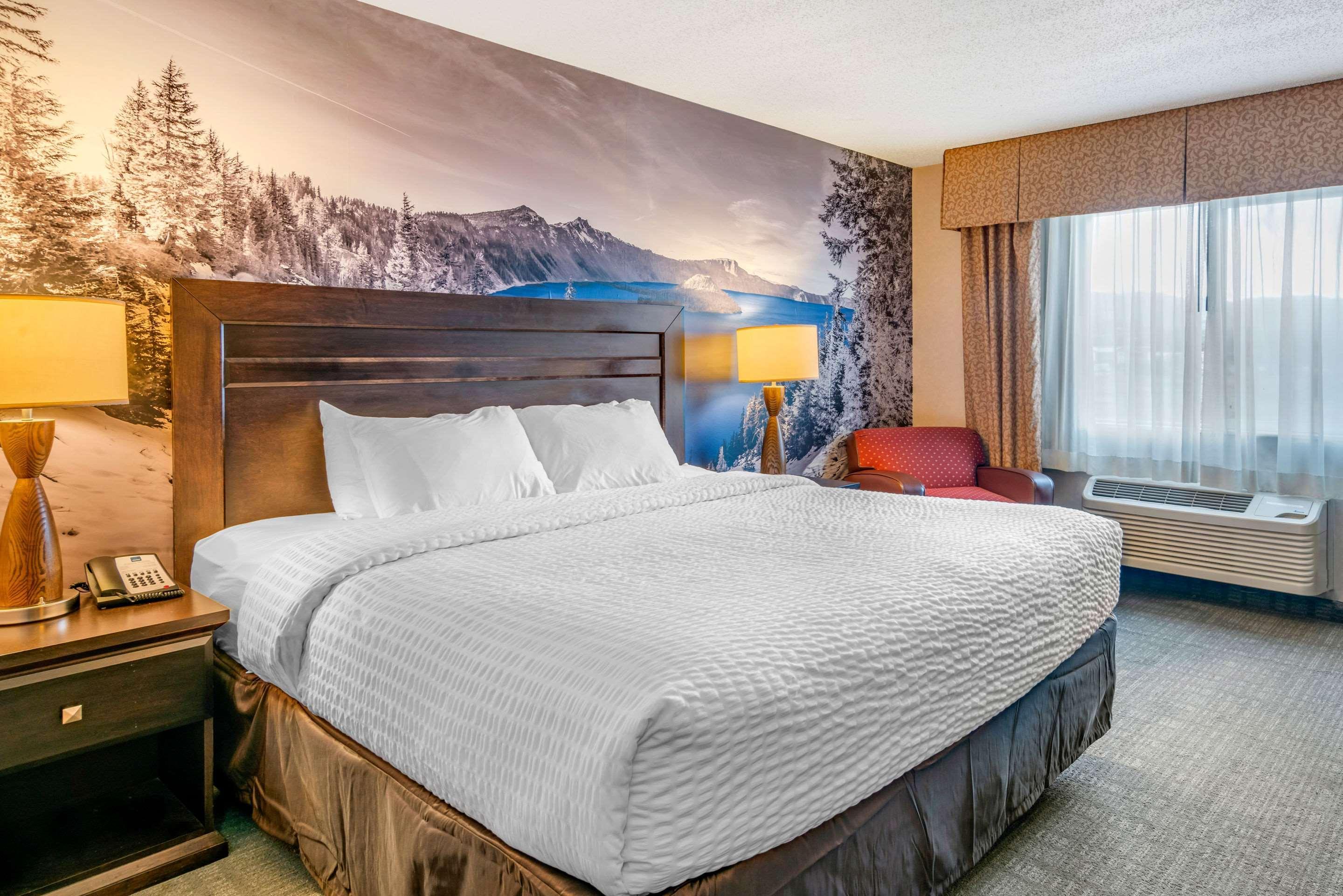 Clarion Pointe Medford Hotel Екстериор снимка