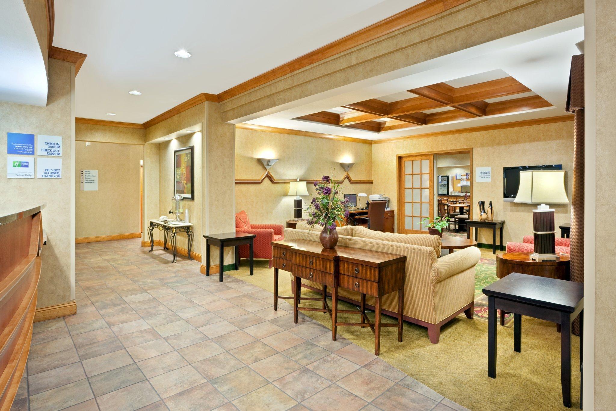 Clarion Pointe Medford Hotel Екстериор снимка