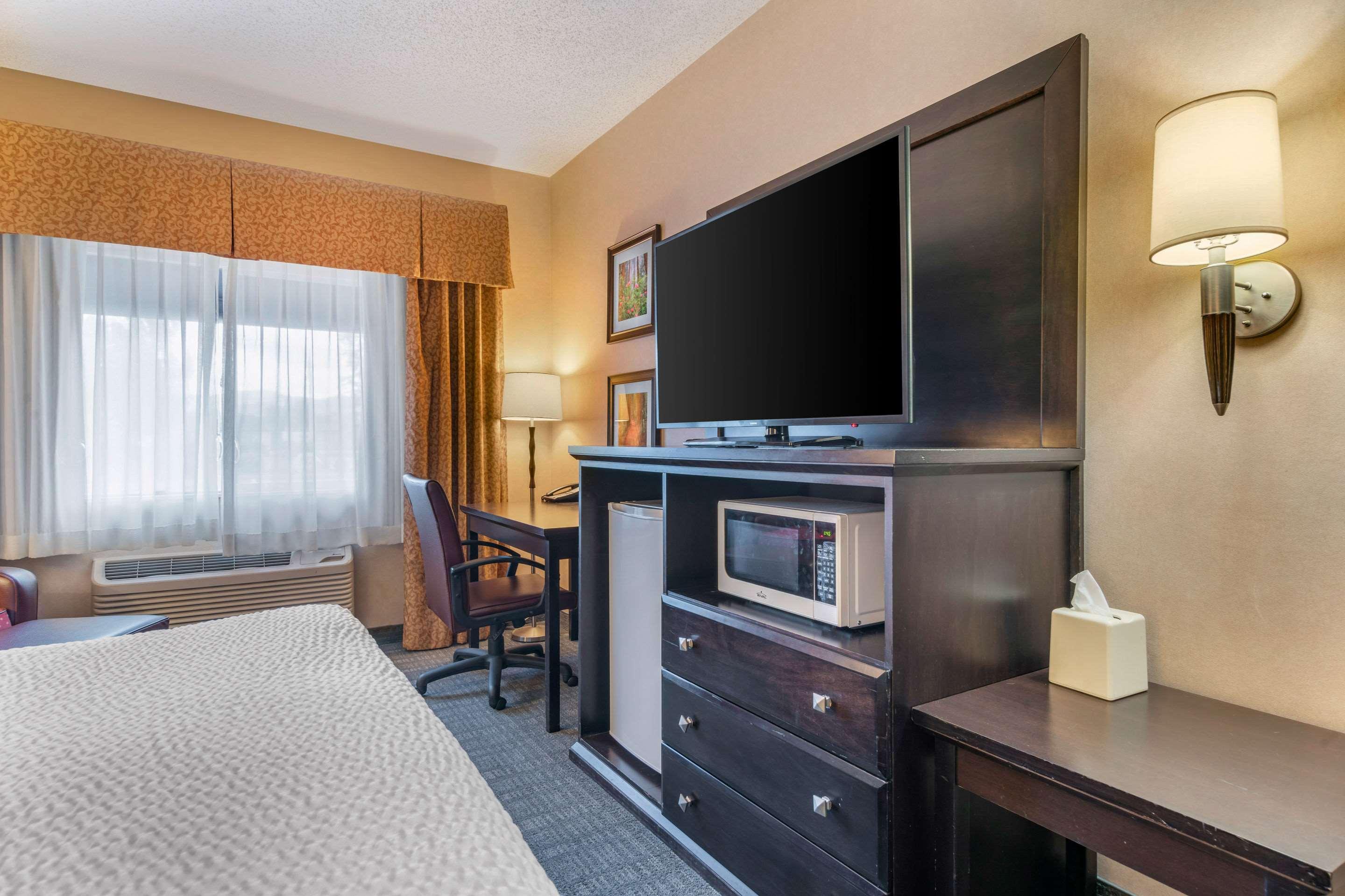 Clarion Pointe Medford Hotel Екстериор снимка