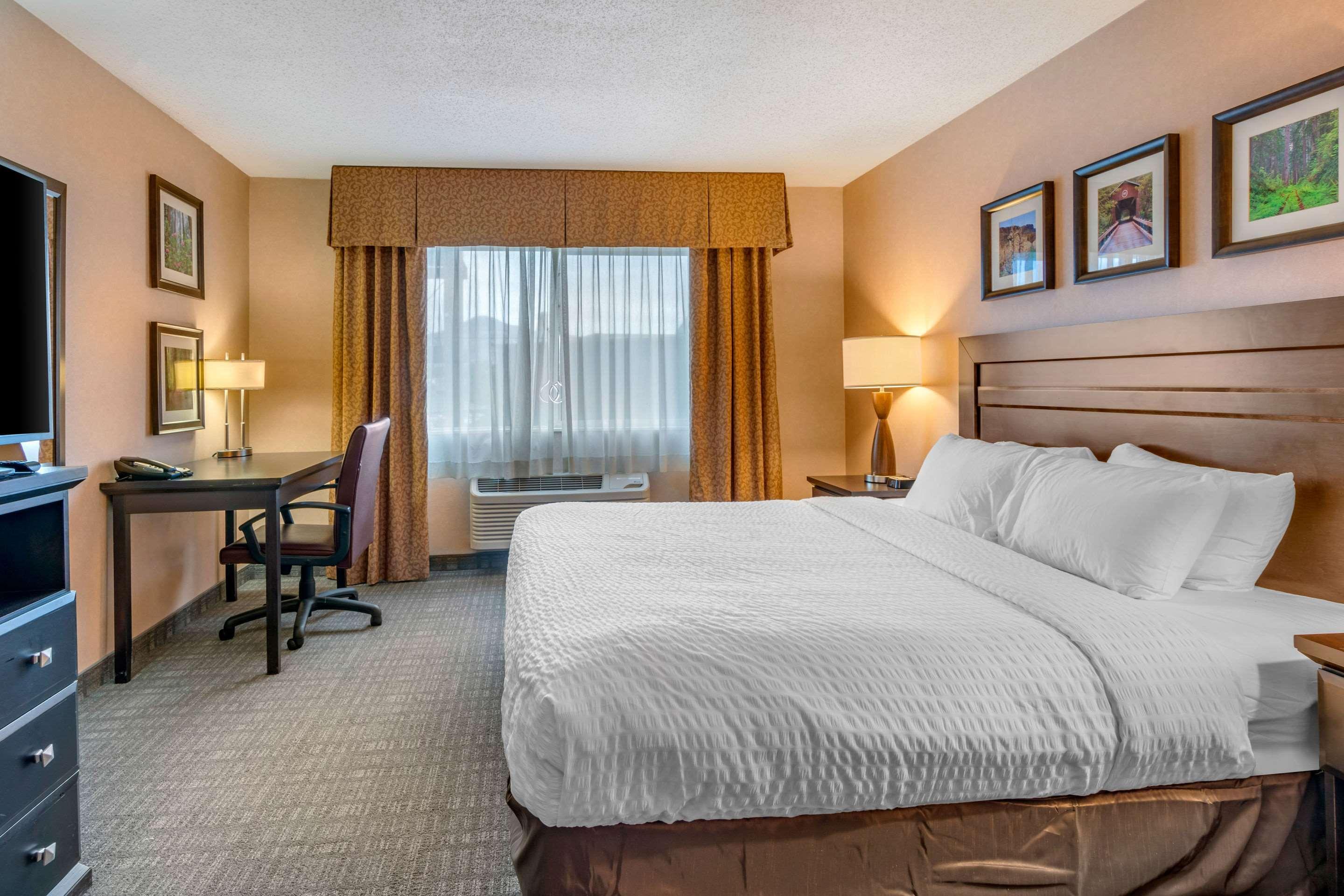 Clarion Pointe Medford Hotel Екстериор снимка