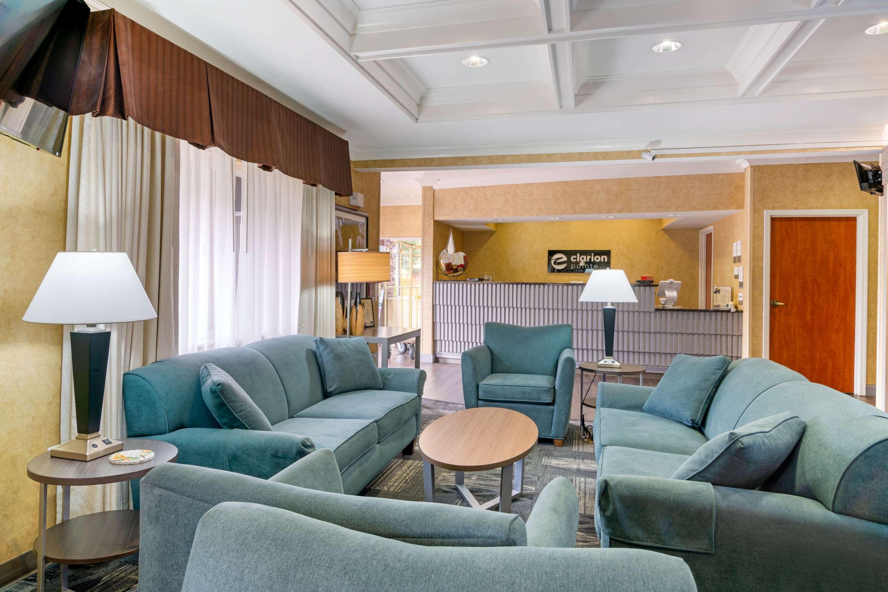 Clarion Pointe Medford Hotel Екстериор снимка
