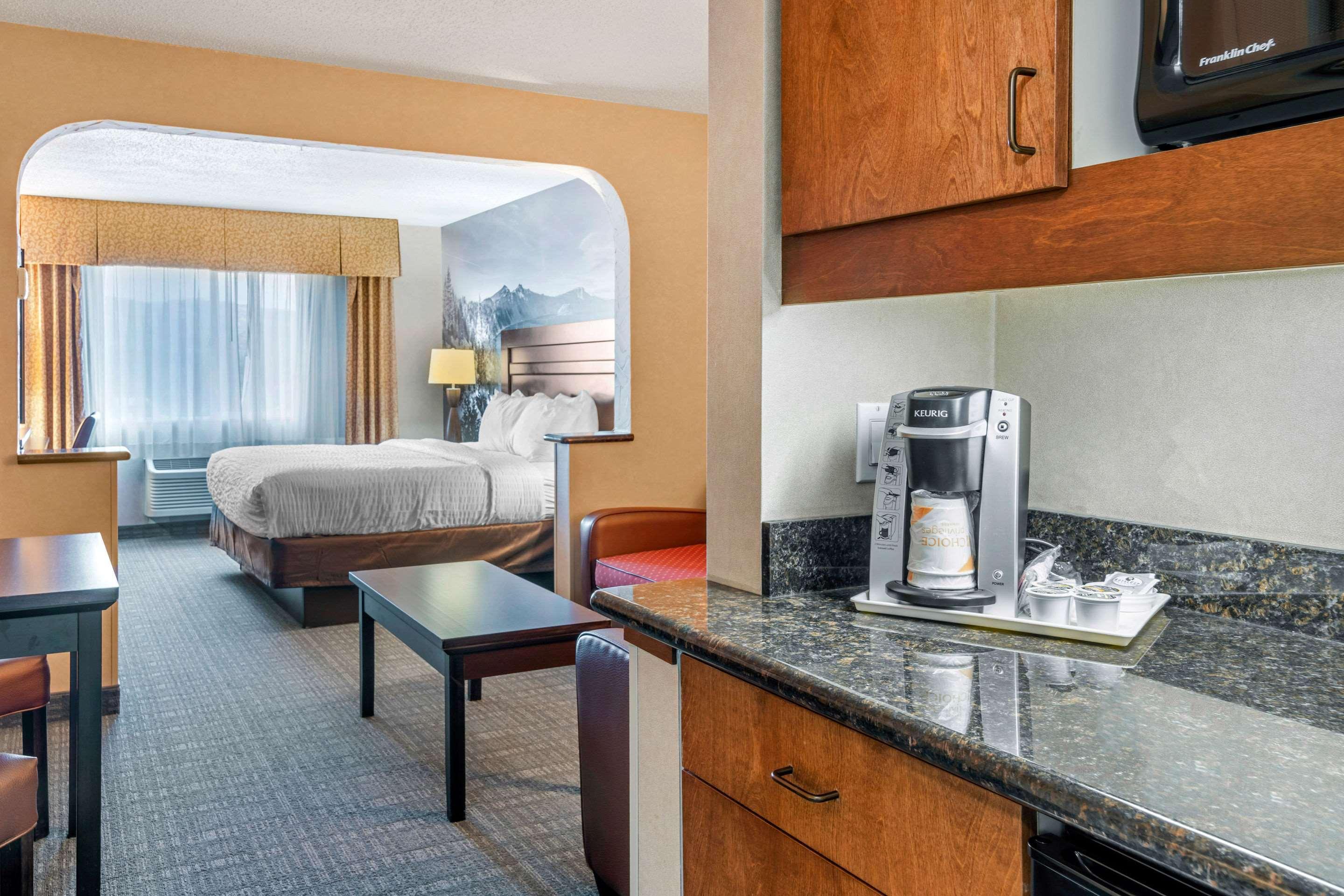 Clarion Pointe Medford Hotel Екстериор снимка