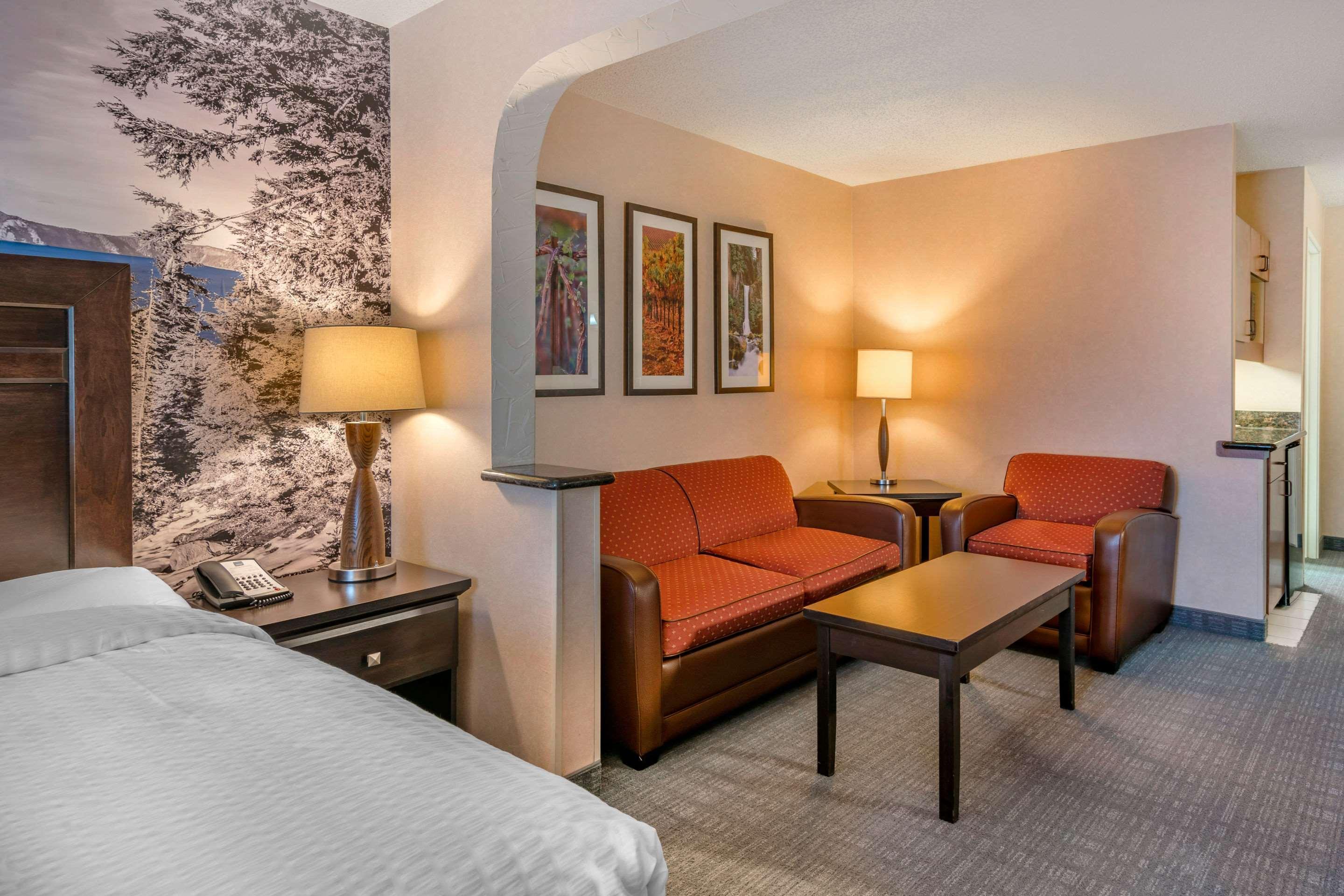 Clarion Pointe Medford Hotel Екстериор снимка