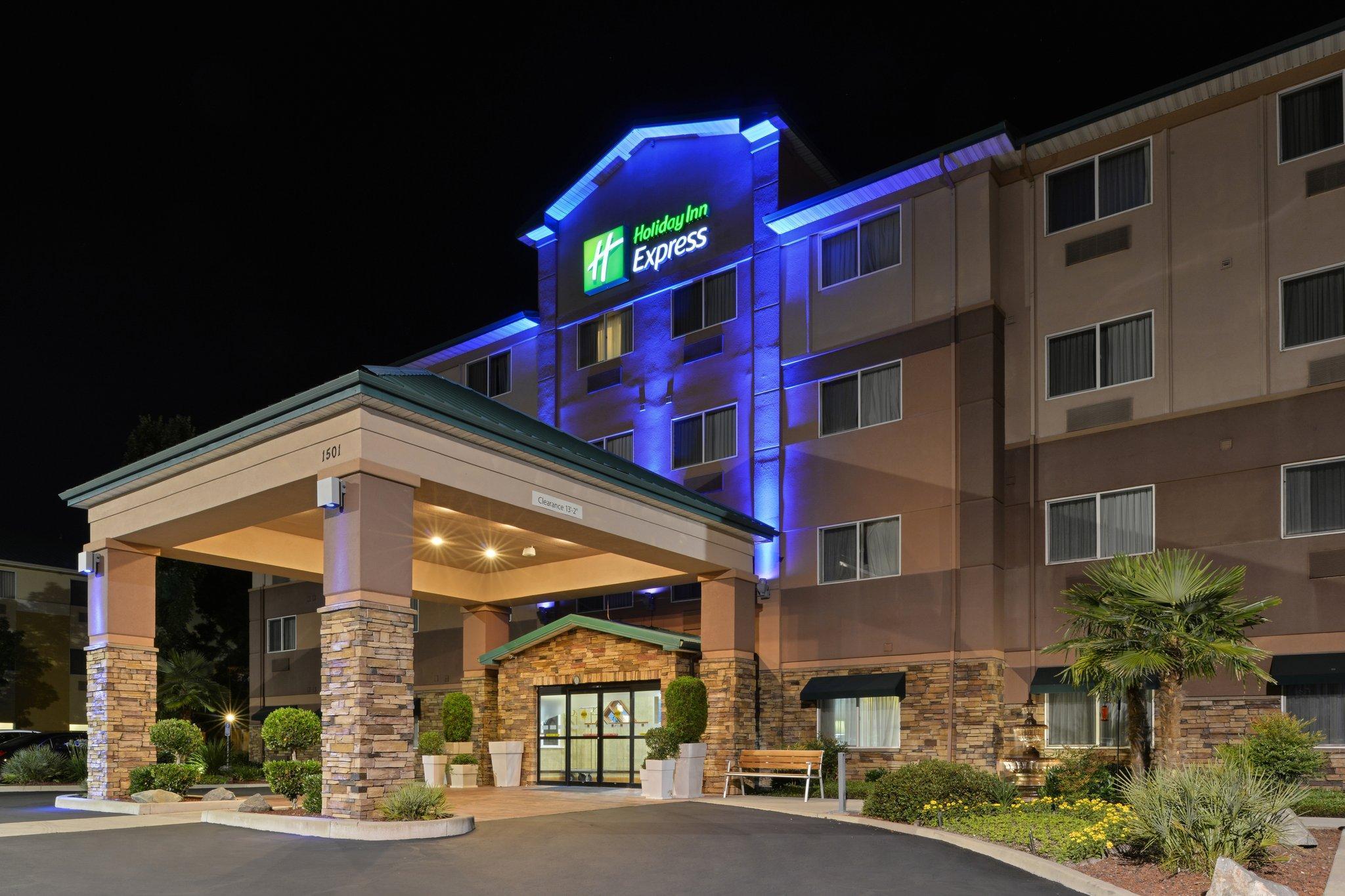 Clarion Pointe Medford Hotel Екстериор снимка