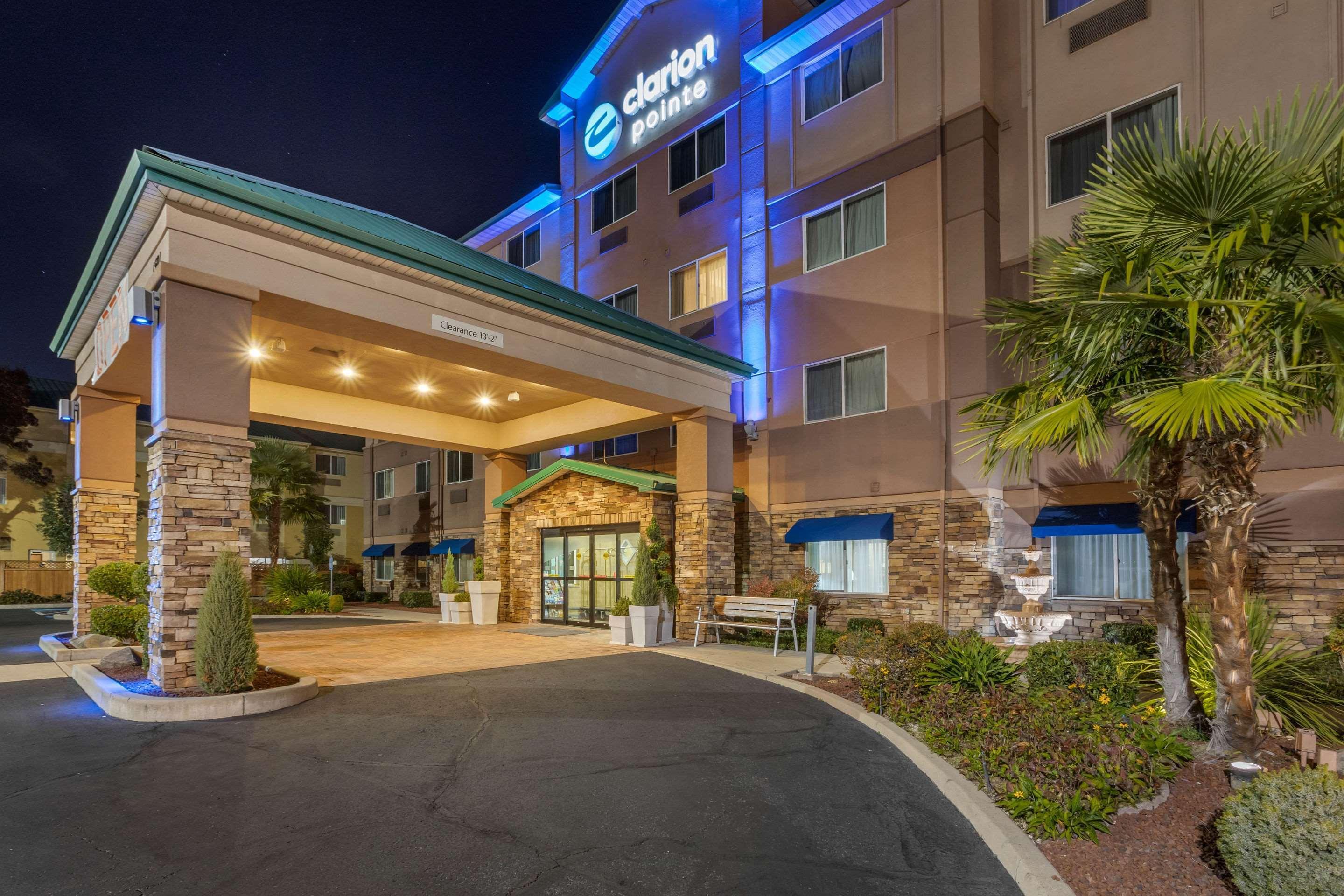 Clarion Pointe Medford Hotel Екстериор снимка