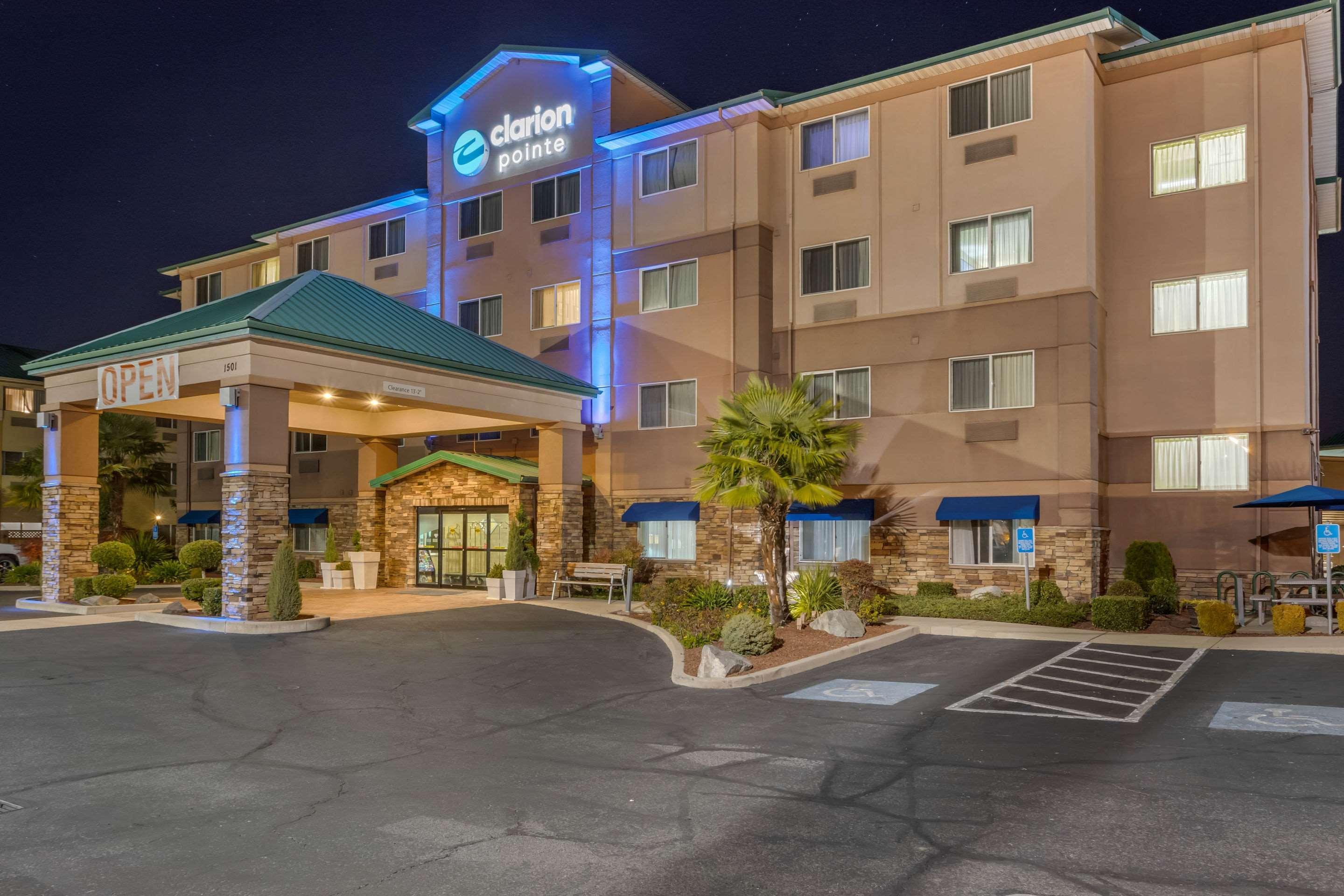 Clarion Pointe Medford Hotel Екстериор снимка