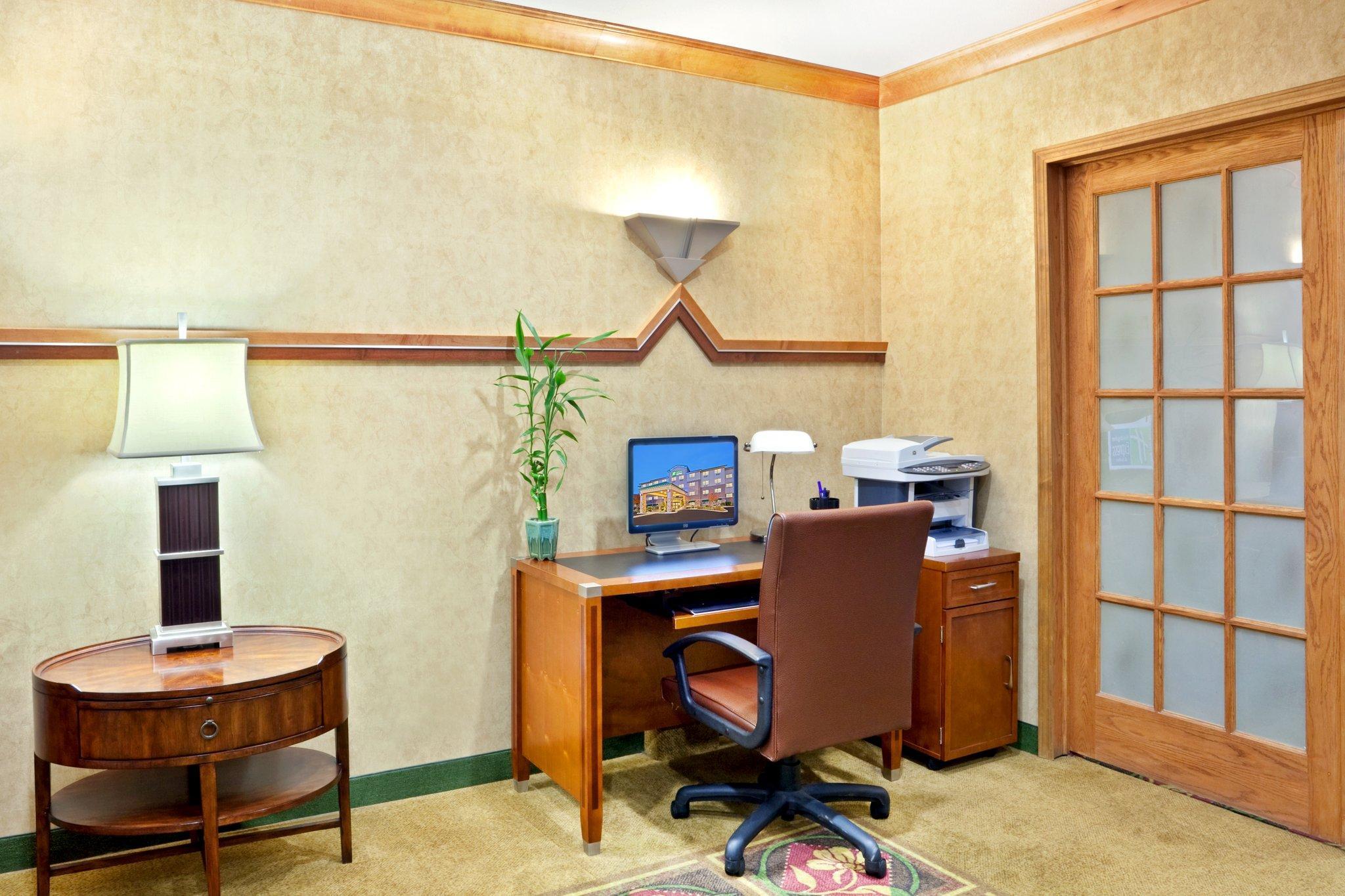 Clarion Pointe Medford Hotel Екстериор снимка