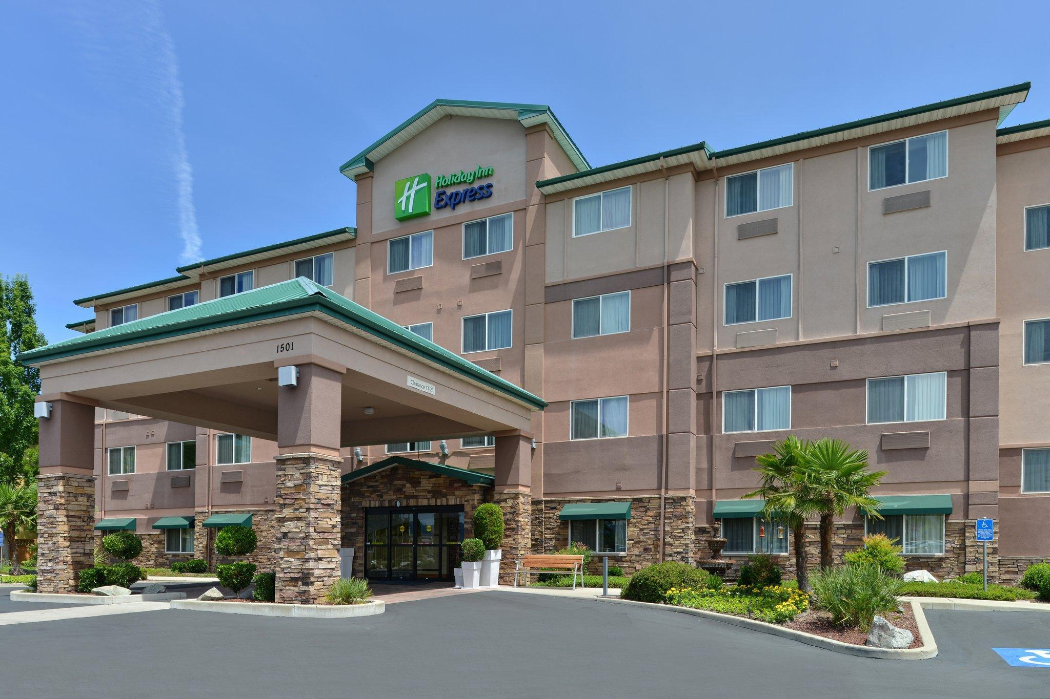 Clarion Pointe Medford Hotel Екстериор снимка
