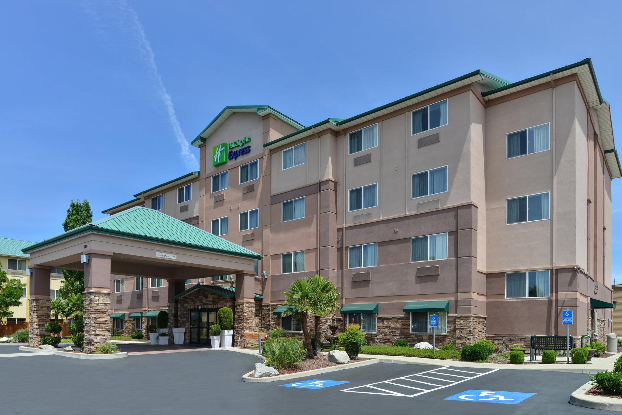 Clarion Pointe Medford Hotel Екстериор снимка