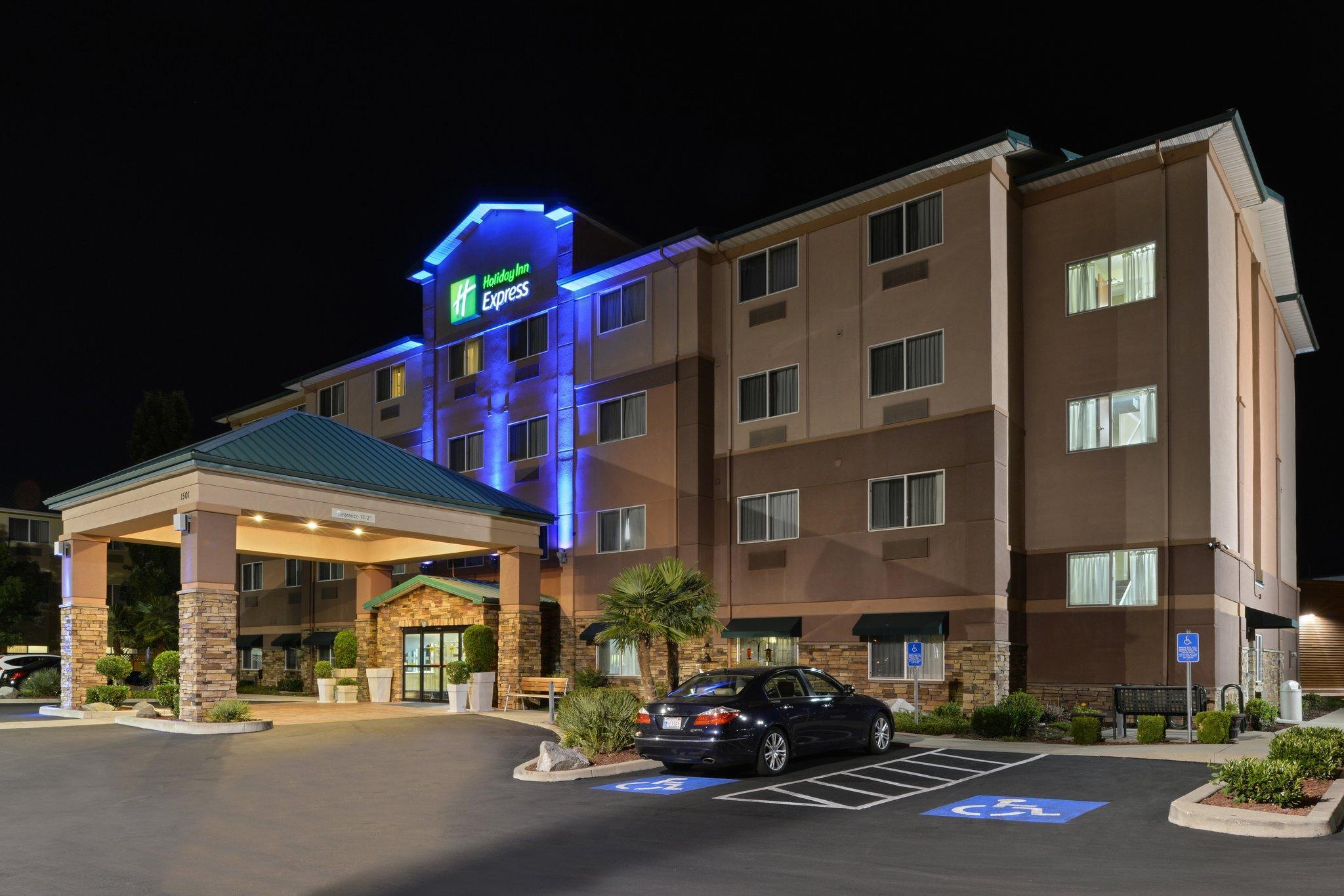 Clarion Pointe Medford Hotel Екстериор снимка