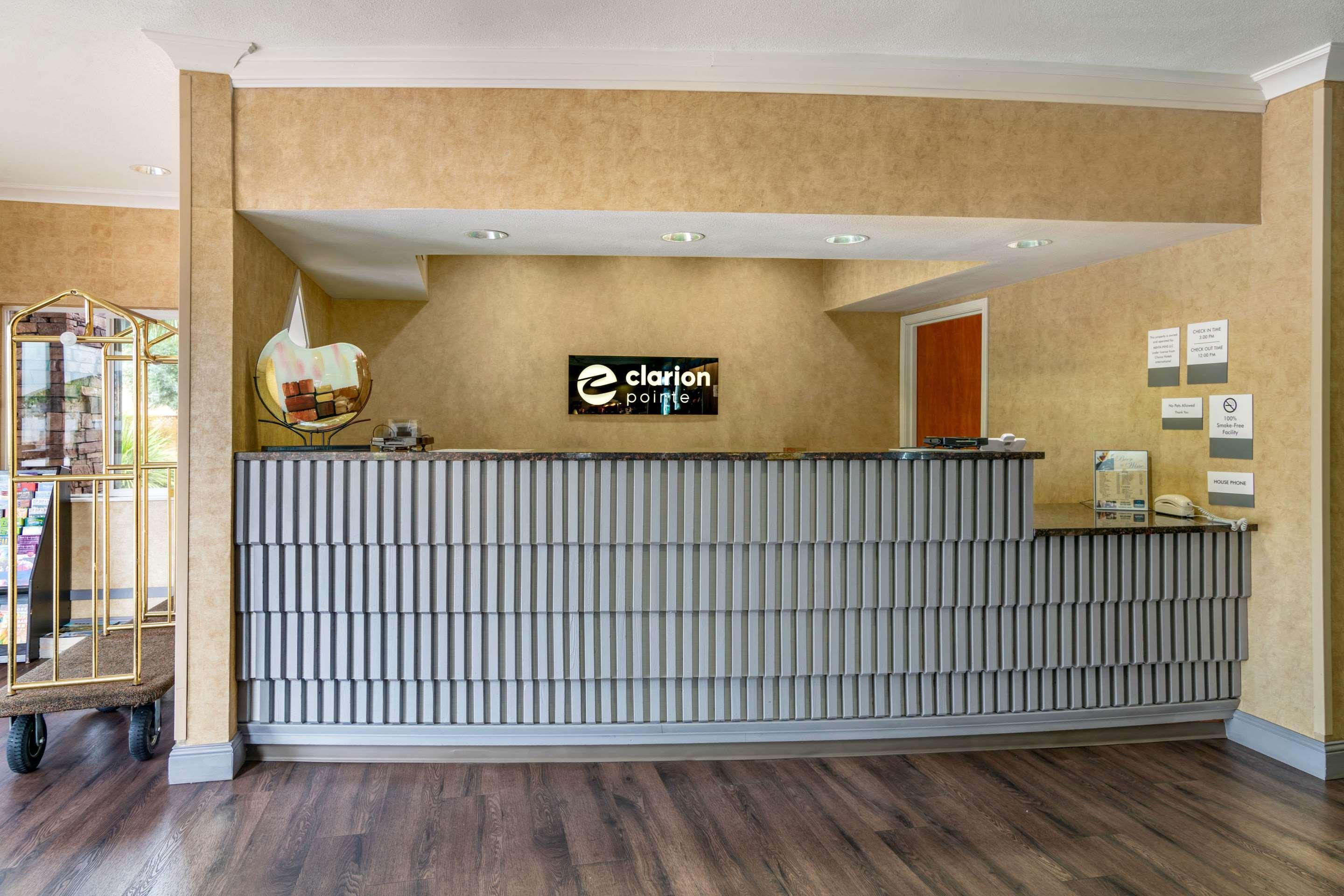 Clarion Pointe Medford Hotel Екстериор снимка