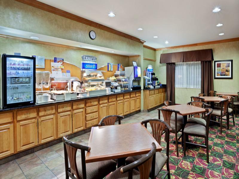 Clarion Pointe Medford Hotel Екстериор снимка