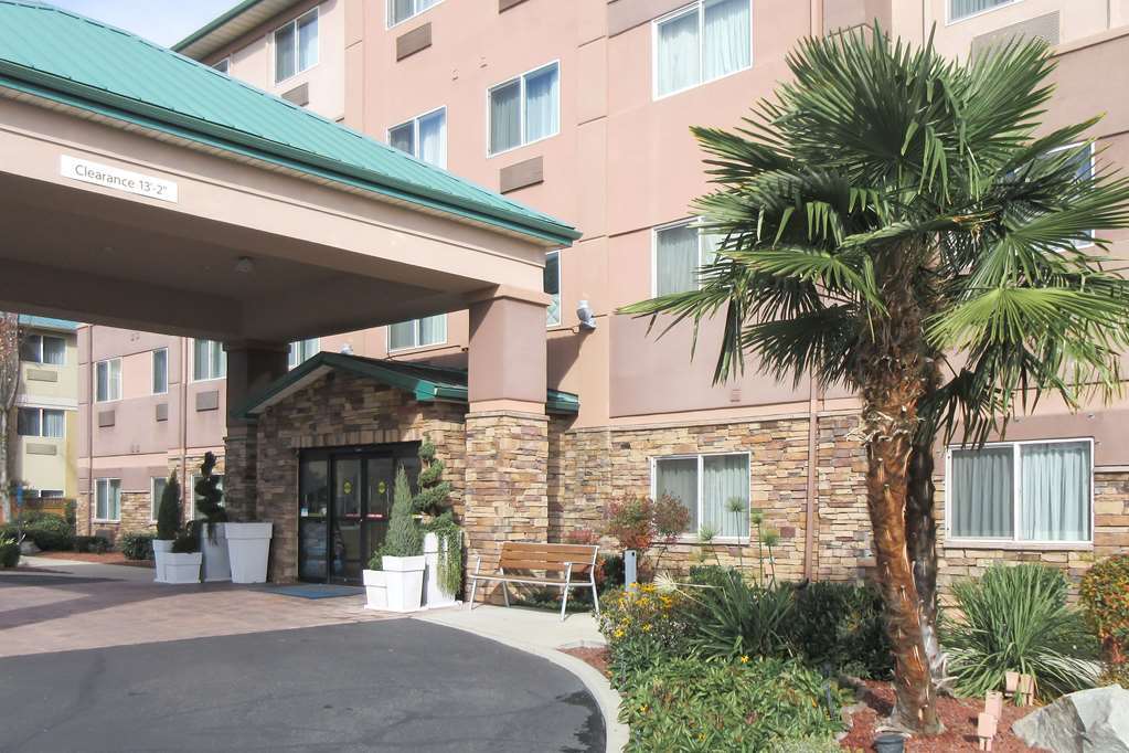 Clarion Pointe Medford Hotel Екстериор снимка